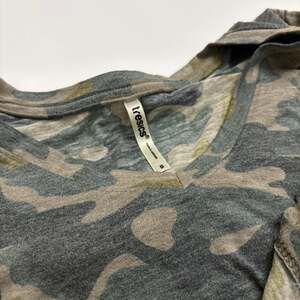 Tresics Shirt Camo short Sleeve T-shirt Cropped Womens Small Green